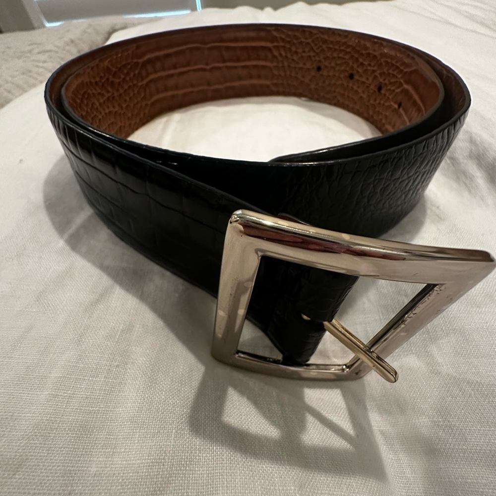 Women’s in style reversible 2 tone belt.